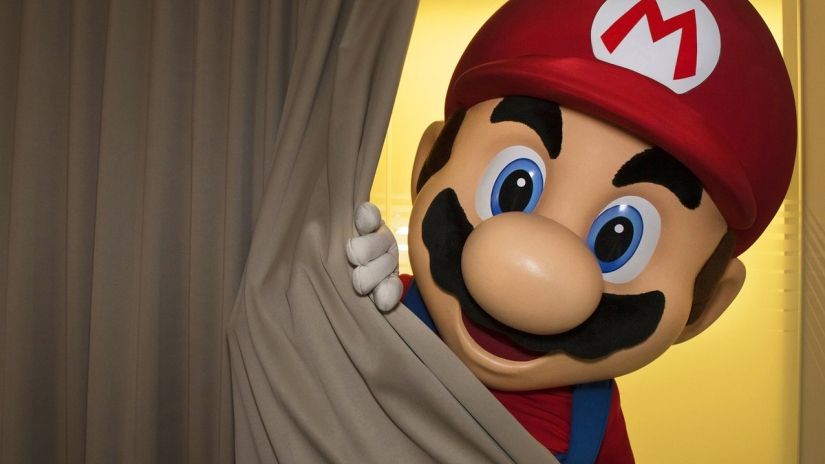 Mario asomandose en la cortina