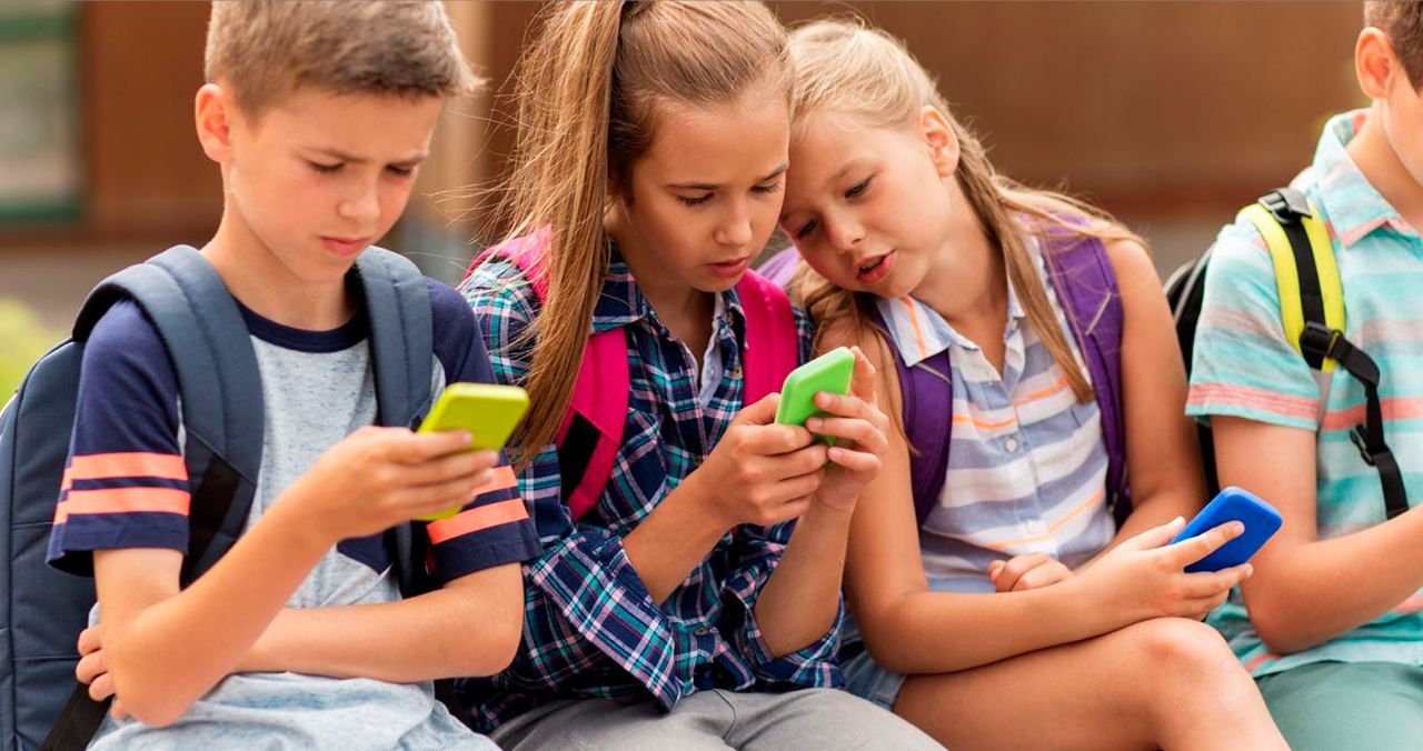Niños en su celular móvil
